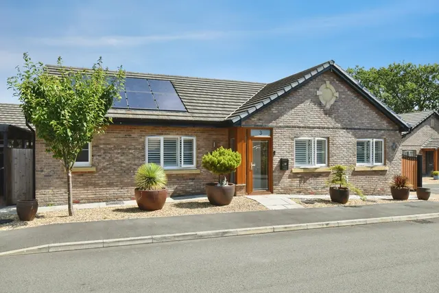 Llys Tirnant, Fforest Fach, SA18, photo 1