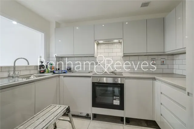 Wards Wharf Approach, Royal Docks, E16, photo 2