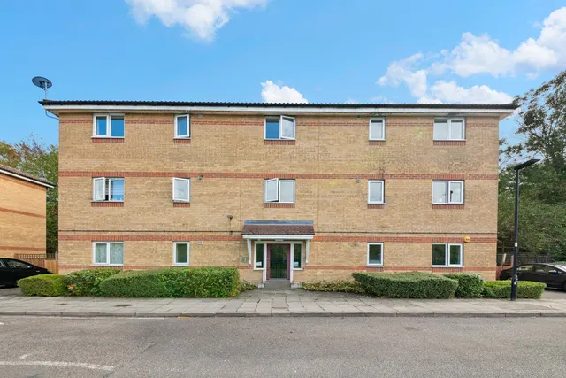 Acock Grove, Northolt, UB5, photo 1