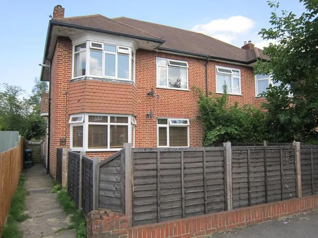 Glen Road, Chessington, Surrey, KT9
