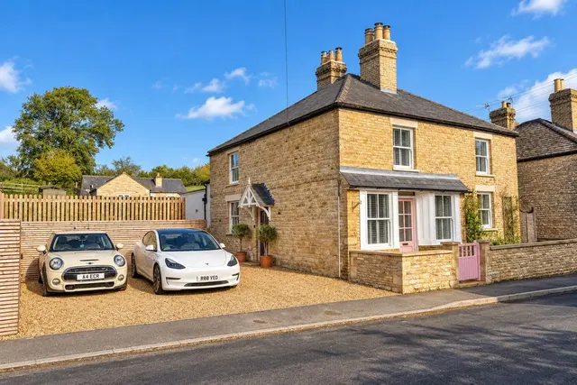 High Street, Little Bytham, NG33, photo 1