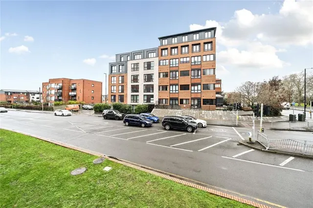 Bath Road, Slough, SL1, photo 1