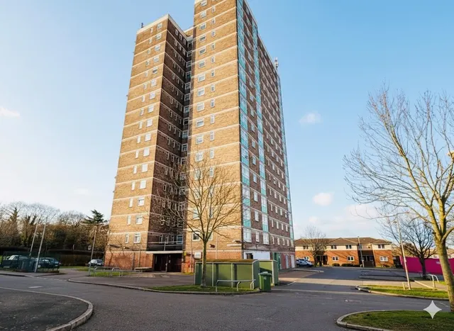 HIGHVIEW HOUSE, HATCH GROVE, Romford, Essex RM6 5NT, photo 1