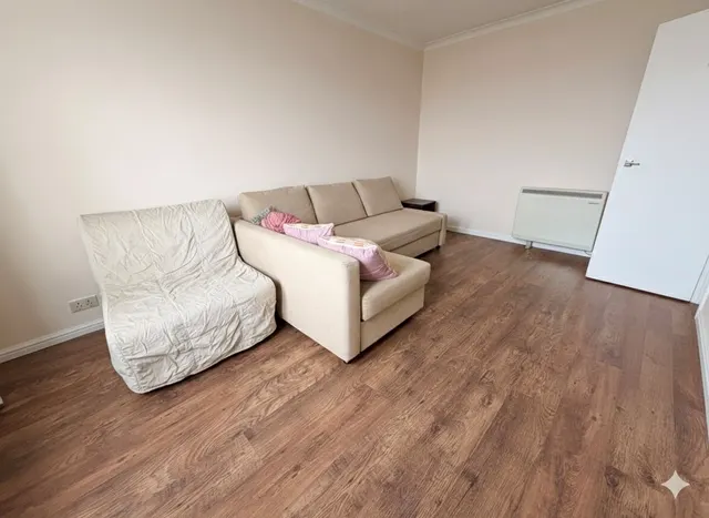 Photo 3 — HIGHVIEW HOUSE, HATCH GROVE, Romford, Essex RM6 5NT