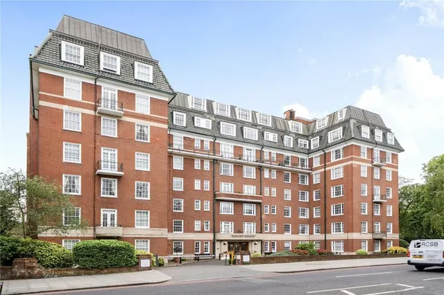 Finchley Road, London, NW8, photo 1