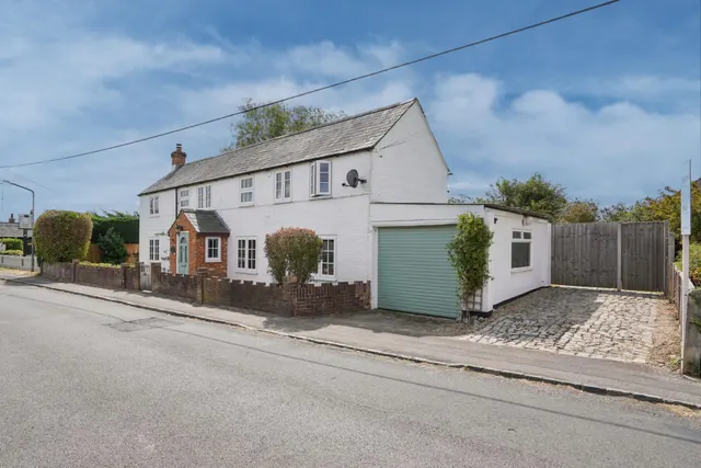 The Turnpike, Oakley, HP18, photo 1