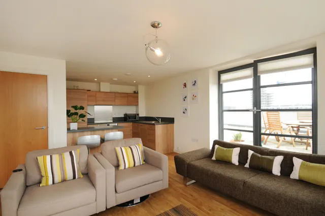 Flat 14, 600 Commercial Road, London, photo 1