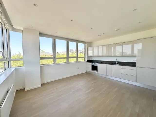 Photo 2 — Flat 20, Granton House, Milton Keynes, 202 Silbury Boulevard, MK9 1FJ