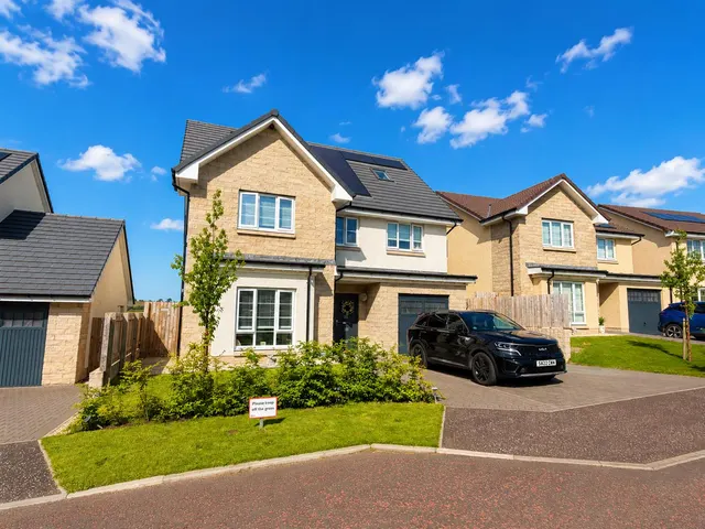 Westwood Court, Lawthorn, Irvine, KA11 2FL, photo 1