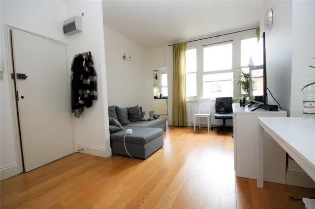 Walm Lane, London, NW2, photo 1