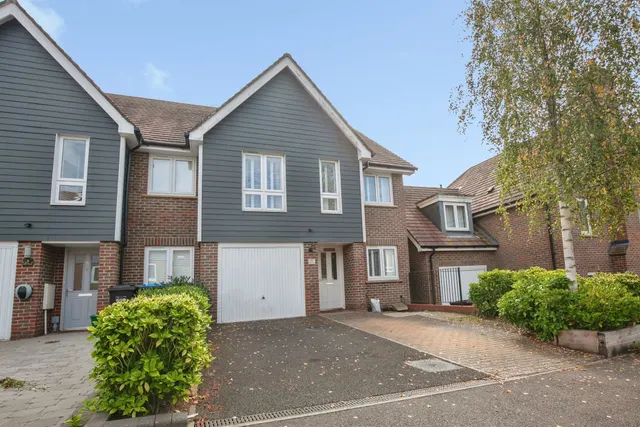 4 bedroom house, Knox Road, Haywards Heath, RH17