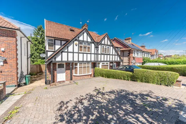 89 Farm Road, Edgware, photo 1