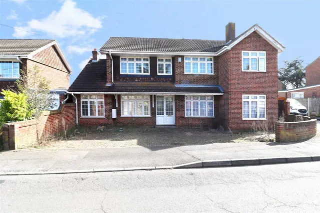 Rochester Crescent, Hoo, Rochester, photo 1