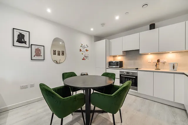 Photo 3 — Flat 50, Barratt House, Hounslow