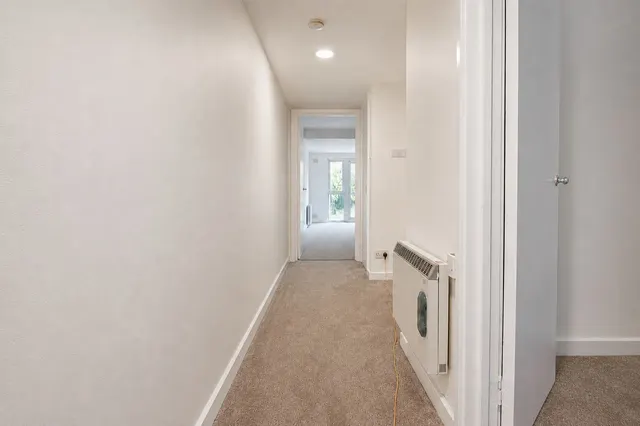 Clarendon Road, Wallington, photo 3