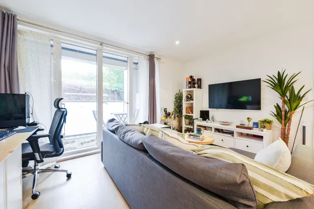 Photo 2 — 3 Masson House, Pump House Crescent, Brentford