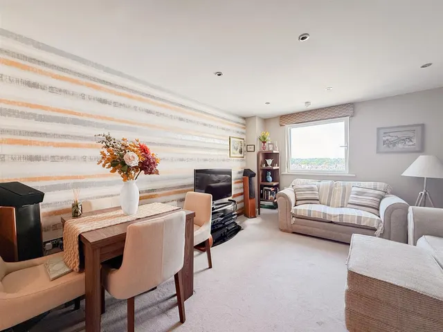 Photo 2 — Egerton Road, Bexhill-On-Sea, TN39 3HH
