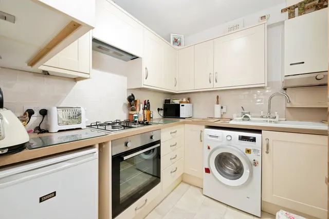 Portsmouth Road, Esher, KT10, photo 3