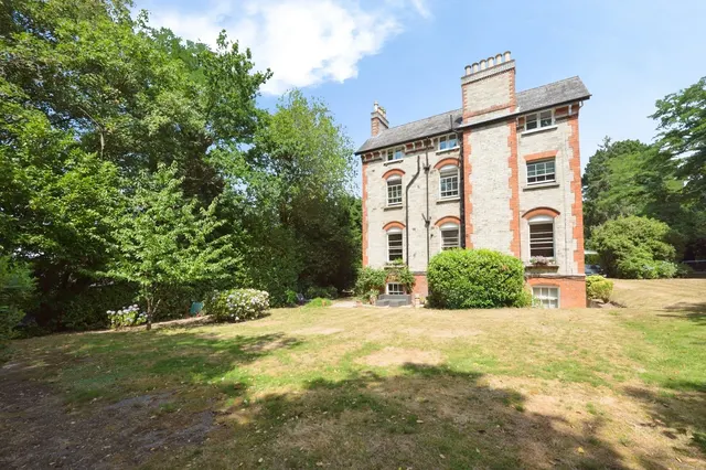Portsmouth Road, Esher, KT10, photo 2