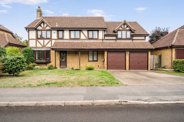 Manor Park Drive, Finchampstead, RG40, photo 1