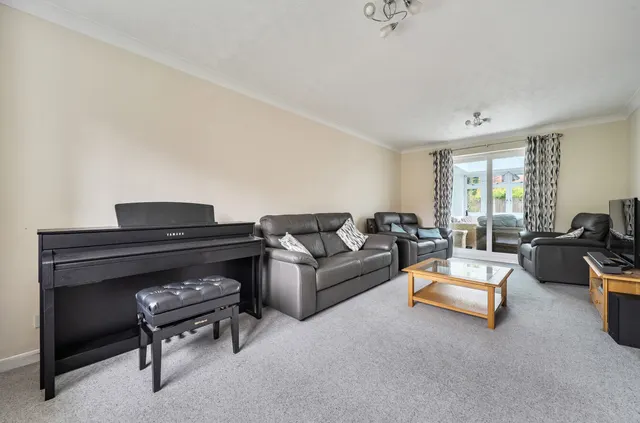 Manor Park Drive, Finchampstead, RG40, photo 3