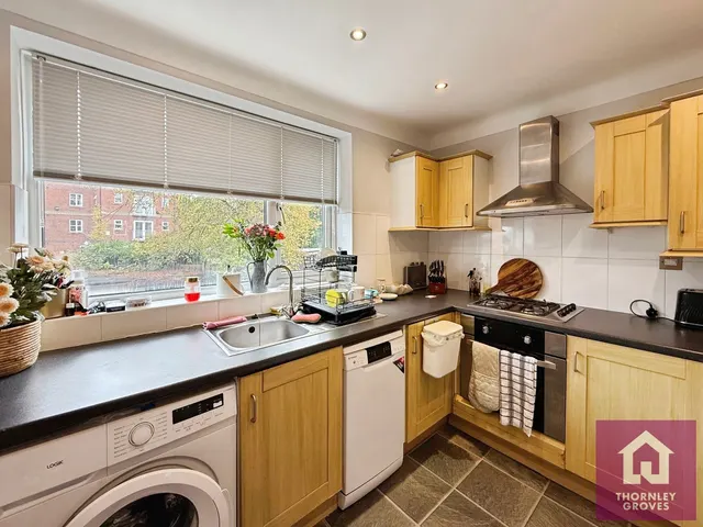 Victoria Crescent, Ellesmere Park, M30, photo 3