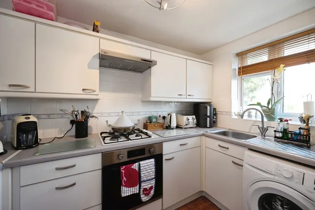 Harold Road, Hayling Island, PO11, photo 2