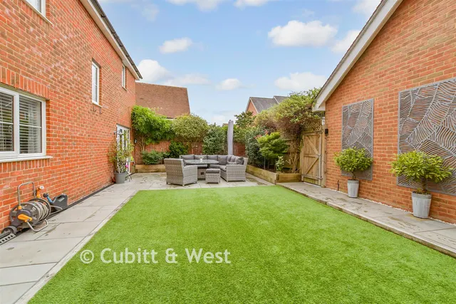 Tanners Way, Faygate, RH12, photo 2
