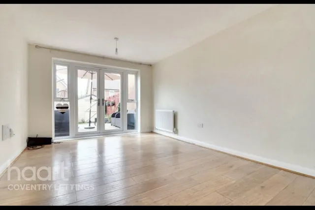 Queen Elizabeth Road, CV10, photo 2