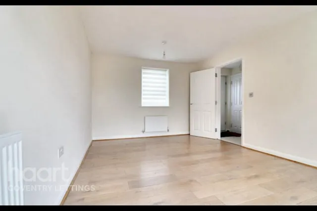 Queen Elizabeth Road, CV10, photo 3