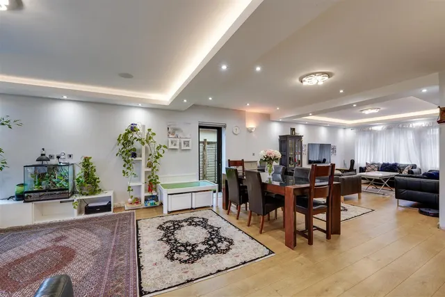 Old Farm Road, Hampton, TW12, photo 2