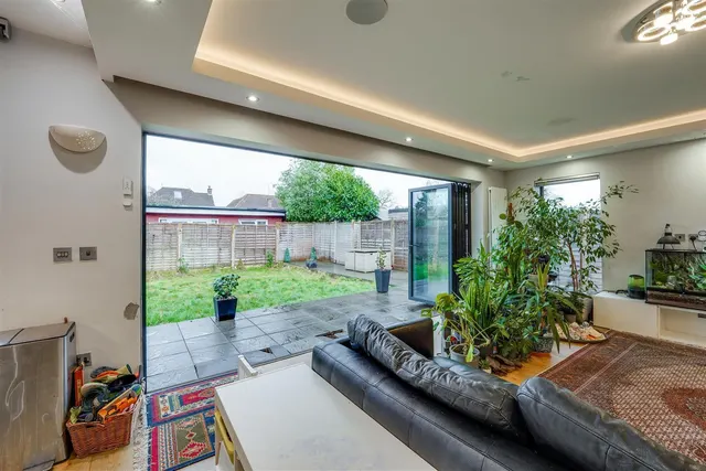 Old Farm Road, Hampton, TW12, photo 3