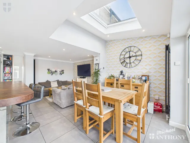 Somerville Way, Aylesbury, HP19, photo 3