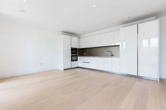 Pinewood Gardens, Teddington, TW11, photo 1