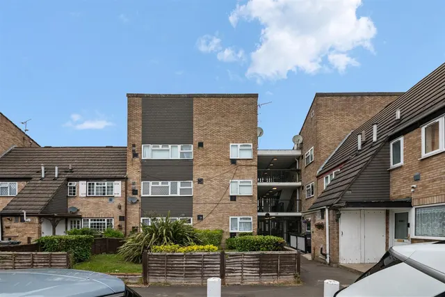 Midsummer Avenue, Hounslow, photo 1