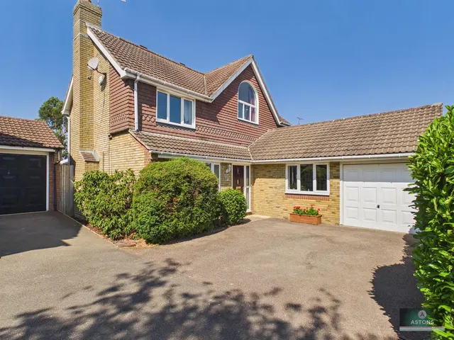 Moorland Road, Maidenbower, photo 1