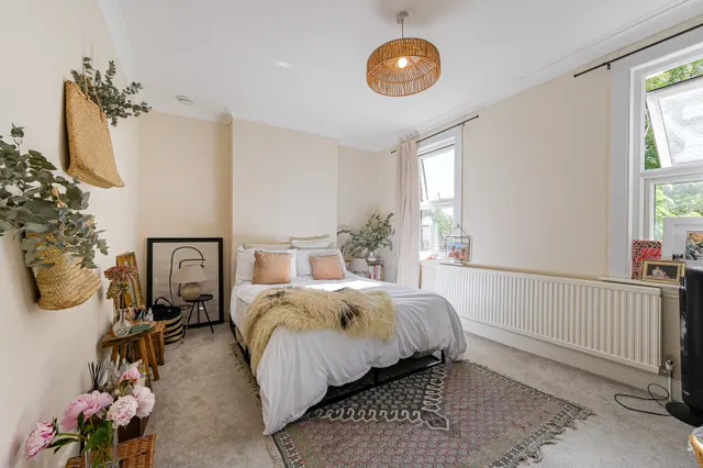 Photo 3 — 18 Meadowcourt Road, London