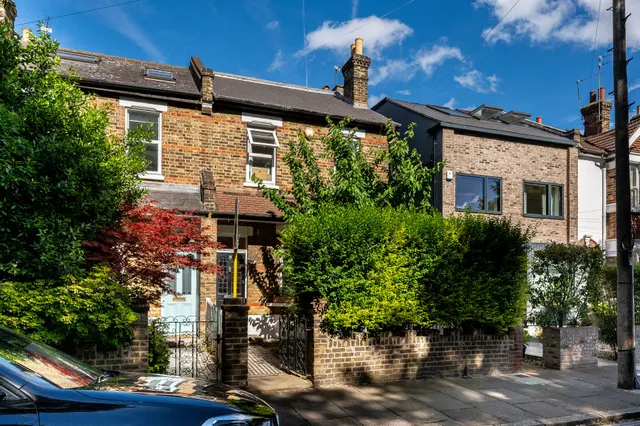 18 Meadowcourt Road, London, photo 1