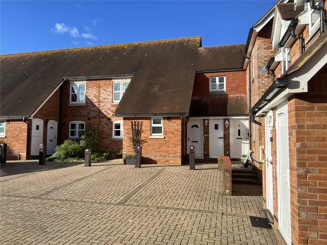 Anchorage Way, Lymington, Hampshire, SO41 8JL, photo 1