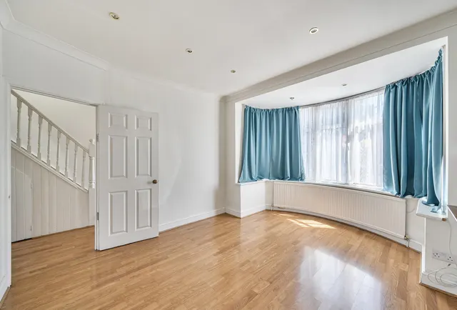 Photo 3 — Princes Avenue, London, NW9 9JE
