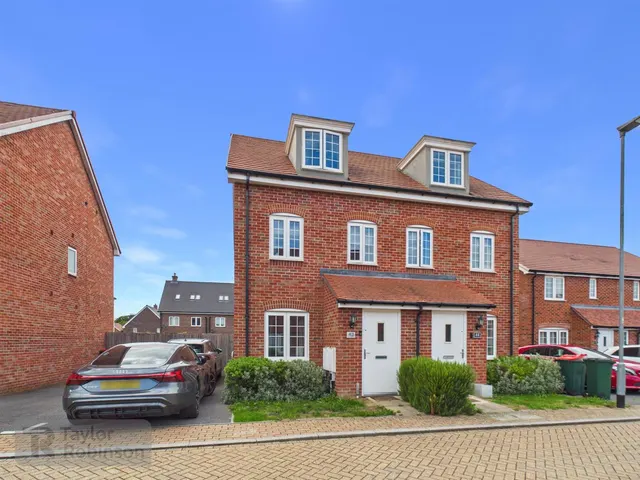 Emerald Road, Forge Wood, RH10, photo 2