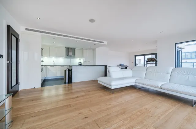 Boulevard Drive, Beaufort Park, NW9, photo 3