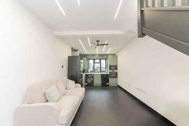 High Road, London, N12, photo 3