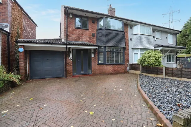 3 bedroom house, Warwick Avenue, Whitefield, M45