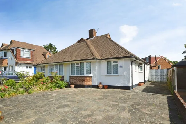 Woodlawn Crescent, Whitton, TW2, photo 1