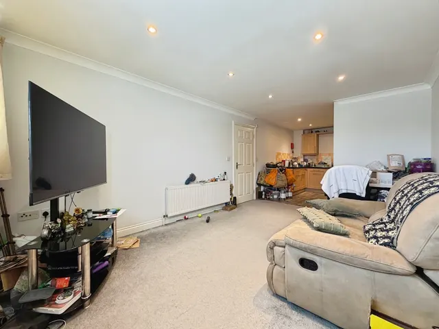 Photo 3 — Queensmead, Farnborough, Hampshire, GU14 7SU