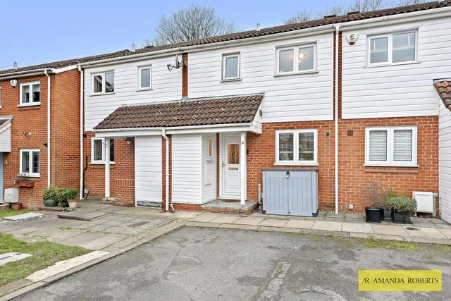 Photo 2 — Greenbank Close, London