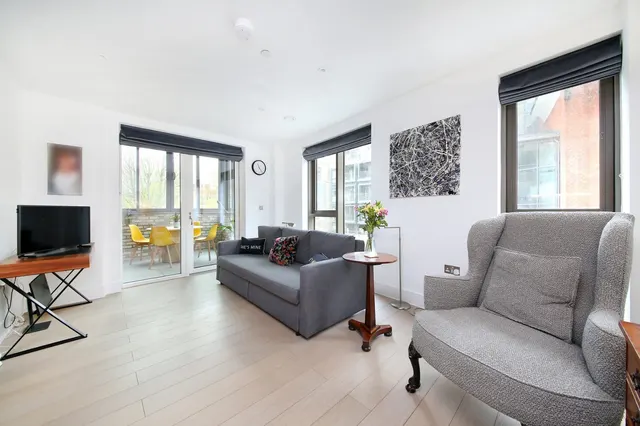 Hyde Lane, London, SW11, photo 2