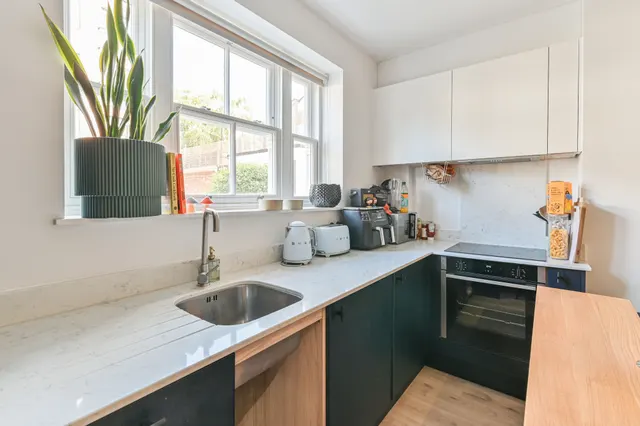 Photo 2 — Flat 2, Wates Yard, London