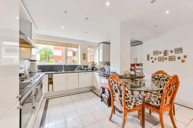 Photo 3 — Flat 1 Bentinck Close, 76-82 Prince Albert Road, London